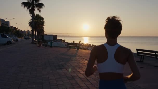 Mladá Fitness Sportovní Žena Běží Silnici Při Západu Slunce Běžecké — Stock video