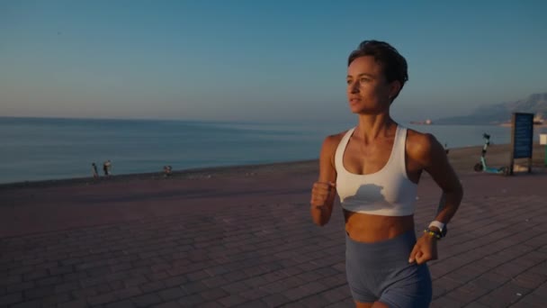 Mladá Fitness Sportovní Žena Běží Silnici Při Západu Slunce Běžecké — Stock video