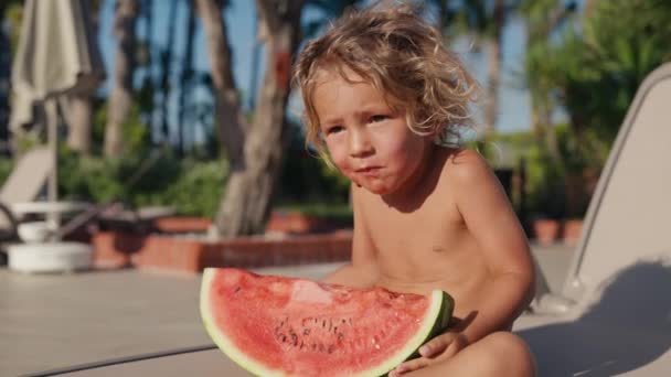Schöner Junge Mit Blonden Haaren Der Wassermelone Isst Sitzt Der — Stockvideo