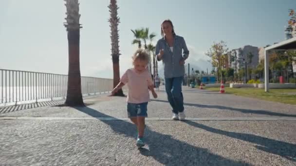 Zpomalený Film Šťastný Kavkazský Chlapeček Běžící Před Její Matkou Letním — Stock video