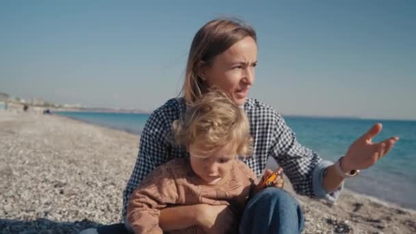 Kavkazský Matka Hrát Malý Roztomilý Syn Pláž Slunné Usmívající Maminka — Stock video