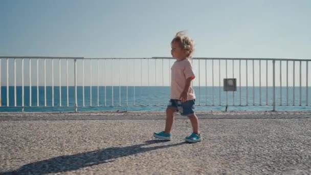 Liten Pojke Springer Längs Strandpromenaden Hög Kvalitet Film — Stockvideo
