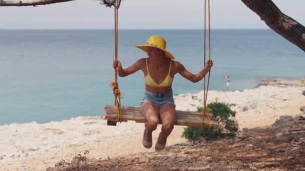 Femme Dans Chapeau Paille Balance Doucement Sur Une Balançoire Surplombant — Video