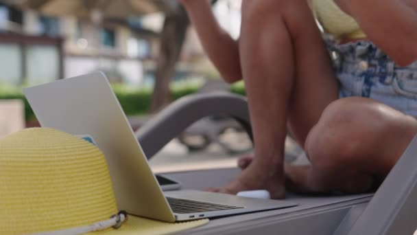 Mulher Hipster Usando Laptop Piscina Jovem Freelancer Trabalhando Laptop Durante — Vídeo de Stock