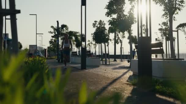 Unga Asiatiska Kvinnor Tränar Med Utomhuslöpning Med Havsbakgrund När Solen — Stockvideo