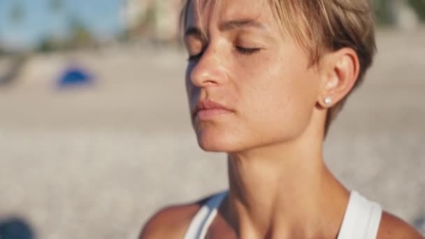 Жінка Коротким Волоссям Сидячи Позі Лотоса Займається Вправами Йоги Медитуючи — стокове відео