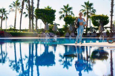 Spor giyim sektöründe sakin bir kadın sabah parkta egzersiz yaptıktan sonra. Fitness kadını. Güzel genç kız. Aktif sağlıklı. Yüksek kalite fotoğraf