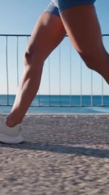 Alacakaranlık minderinde yürüyen atlet kız. Yogacı kadın spor kıyafetlerini dışarıda giyiyor. Çekici kendine güvenen sporcu kadın güzel bir yaz akşamında antrenmanın keyfini çıkarıyor.