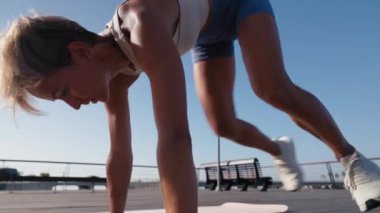 Spor Giyim 'de Kafkasyalı Genç Kadın Dinamik Plank Egzersizi Yapıyor. Yüksek kalite 4k görüntü