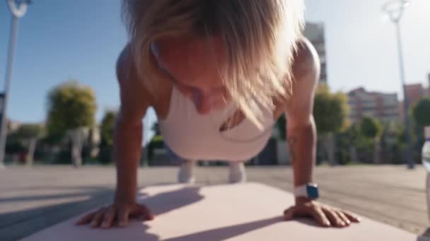 Молода Біла Жінка Робить Вправи Відкритому Повітрі Міському Парку Одягнений — стокове відео