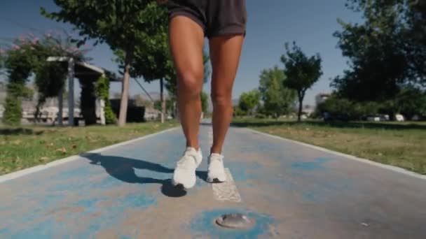 Vrouw Runner Atleet Benen Joggen Running Fitness Levensstijl Vroege Ochtend — Stockvideo
