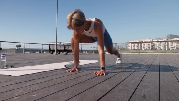 Joven Fitness Caucásico Mujer Ropa Deportiva Haciendo Dinámica Plank Ejercicio — Vídeos de Stock
