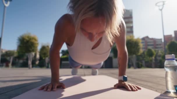 Beyaz Kadın Şehir Parkında Spor Kıyafetleri Içinde Şınav Çekiyor Avrupalı — Stok video