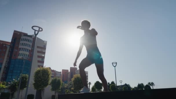 Krásná Sportovní Dívka Dělá Nohy Protahuje Opírající Dřevěnou Lavici Venku — Stock video