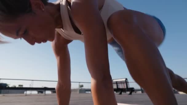 Jonge Fitness Kaukasische Vrouw Sportkleding Doet Dynamic Plank Oefening Outdoor — Stockvideo
