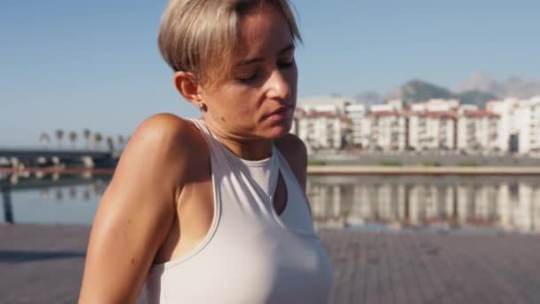 Kobieta Rozciągająca Się Rozgrzewająca Przed Bieganiem Fit Sport Kobieta Rozciągająca — Wideo stockowe