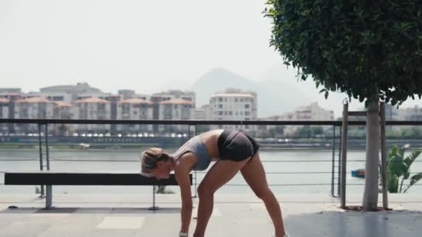 Genç Beyaz Kadın Parkta Koşuyor Yoğun Kardiyo Egzersizi Yapıyor Yüksek — Stok video