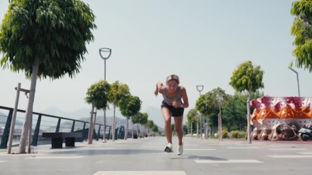 Ung Kaukasisk Kvinna Som Springer Parken Sprintning Utövar Intensiv Konditionsträning — Stockvideo
