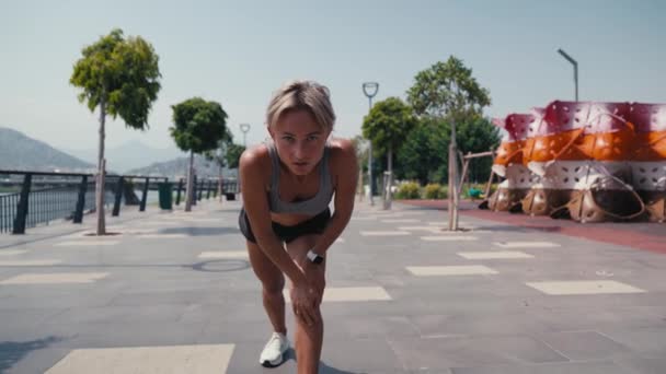 Jovem Caucasiana Correndo Parque Sprint Exercitando Intenso Treino Cardio Imagens — Vídeo de Stock