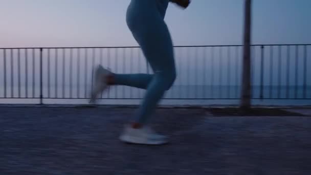 Žena Běží Noci Mladá Žena Běhá Pobřeží Pojetí Zdraví Životního — Stock video