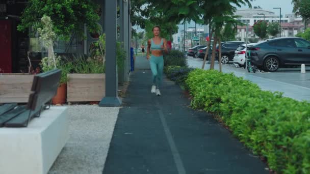 Γυναίκα Τρέχει Στην Παραλία Εκπαίδευση Έντονη Cardio Απολαμβάνοντας Ανταγωνιστική Προπόνηση — Αρχείο Βίντεο