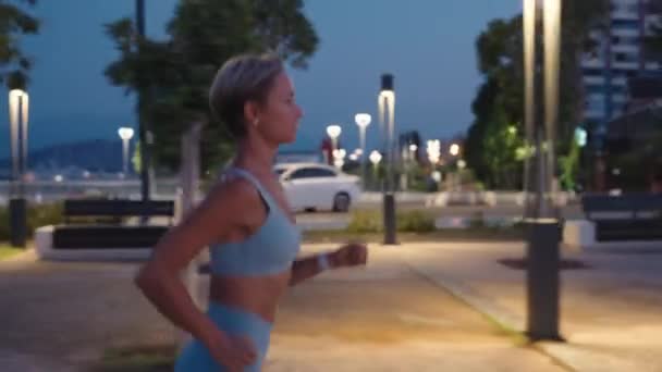Uma Mulher Correr Noite Jovem Corre Nascer Sol Beira Mar — Vídeo de Stock