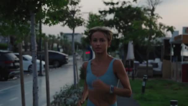 Kobieta Biegająca Plaży Trening Intensywny Cardio Korzystających Konkurencyjne Wyzwanie Treningu — Wideo stockowe