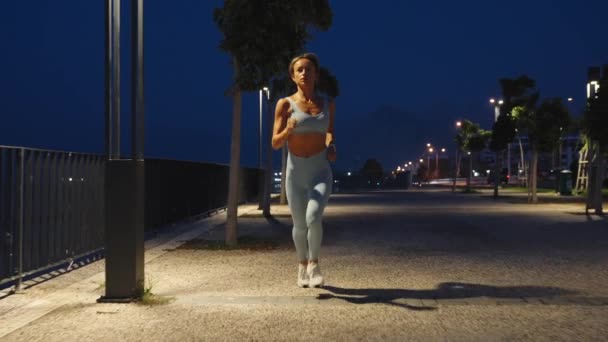 夜間に走る女性 若い女性が日光浴をしています 健康とライフスタイルの概念 — ストック動画