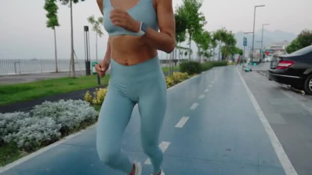 Kvinnan Springer Stranden Träning Intensiv Cardio Njuter Konkurrenskraftiga Träningspass Utmaning — Stockvideo