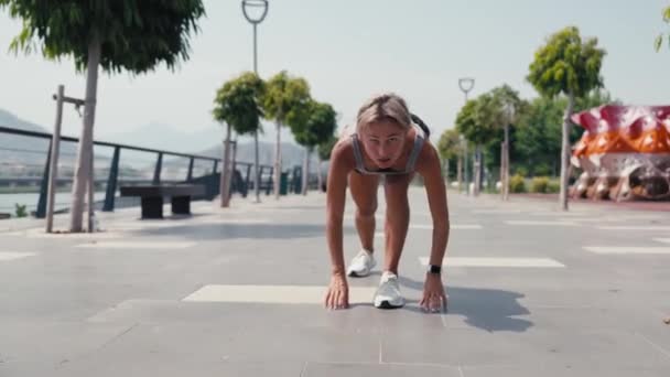 Νεαρή Καυκάσια Γυναίκα Τρέχει Στο Πάρκο Σπριντ Άσκηση Έντονη Άσκηση — Αρχείο Βίντεο