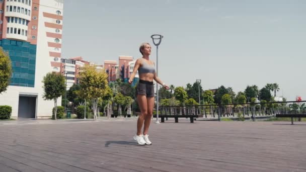 Sportovní Žena Dělá Skok Cvičení Skákání Lano Venku Mladá Samice — Stock video