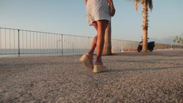 Yüksek Bej Topuklu Seksi Bacaklar Büyük Şehrin Merdivenlerinden Aşağı Iniyor — Stok video