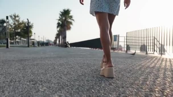 Seksowne Nogi Wysokimi Beżowymi Obcasami Schodzą Schodach Dużego Miasta Roamntic — Wideo stockowe
