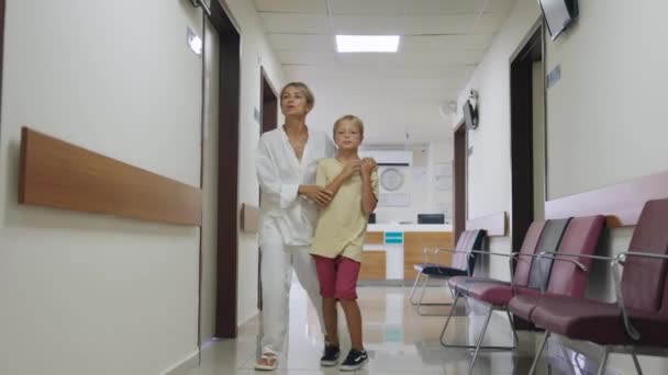 Barn Och Mor Väntar Sjukhuskorridoren Bär Tillfälliga Kläder Och Väntar — Stockvideo