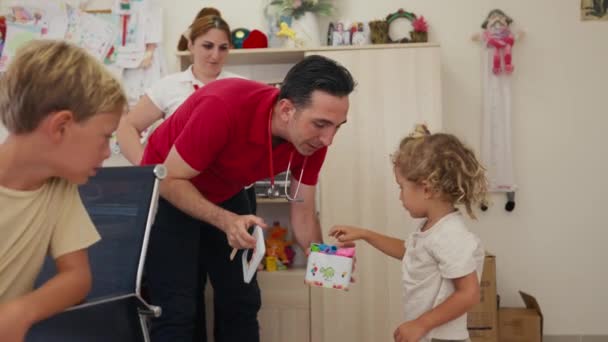 Mutlu Erkek Doktor Annenle Kliniğe Gelen Erkek Hastalara Neşe Içinde — Stok video