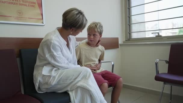 Niño Con Dolor Estómago Hospital Con Mamá — Vídeo de stock