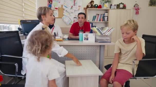 Doctorul Sex Masculin Fericit Sprijin Distractiv Pentru Băieți Pacienți Vizită — Videoclip de stoc
