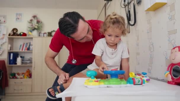 Dětský Lékař Vyšetřující Dítě Mužský Lékař Vyšetřuje Chlapecké Ucho Otoskopem — Stock video