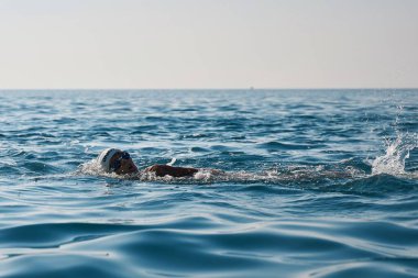 24 Ağustos 2023, Antalya, Türkiye: çocuklar ve gençler açık deniz yüzme yarışmalarına katıldılar.