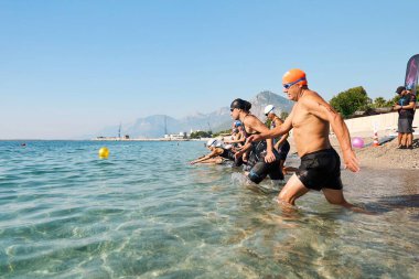 24 Ağustos 2023, Antalya, Türkiye: çocuklar ve gençler açık deniz yüzme yarışmalarına katıldılar.