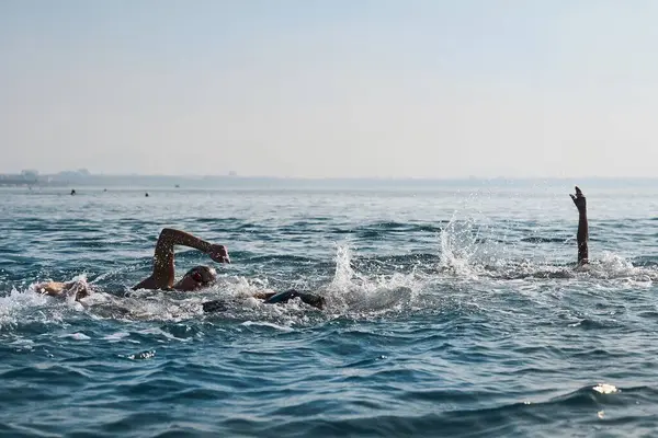 2023年8月24日 土耳其安塔利亚 儿童和青少年参加公开水域游泳比赛 — 图库照片