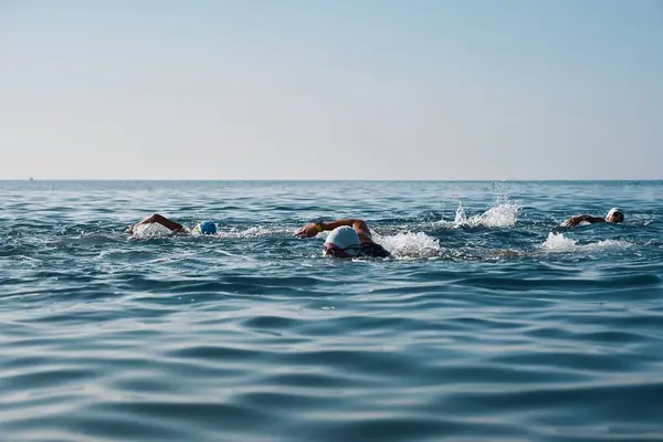 2023年8月24日 土耳其安塔利亚 儿童和青少年参加公开水域游泳比赛 — 图库照片