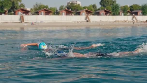 2023年8月24日 土耳其安塔利亚 儿童和青少年参加公开水域游泳比赛 — 图库视频影像