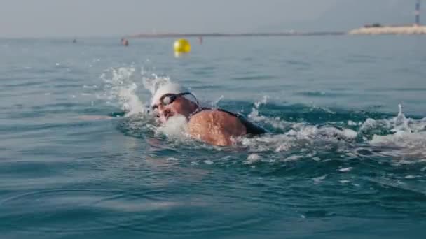 Triatloncu Spor Yüzme Antrenmanı Triatloncu Yüzme Dayanıklılık Spor Yarışması Yüzme — Stok video