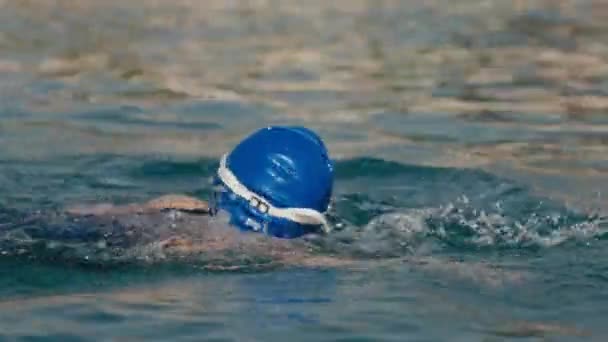 Augustus 2023 Antalya Turkije Triatlete Kids Zwemtraining Kinderen Triatleet Zwemmen — Stockvideo