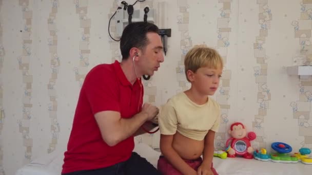 Médico Examinando Menino Pediatra Examinando Menino Paciente Com Estetoscópio — Vídeo de Stock