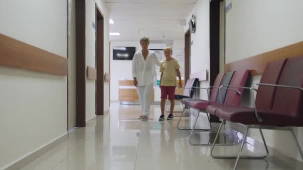 Anak Anak Dan Ibu Yang Menunggu Koridor Rumah Sakit Mengenakan — Stok Video