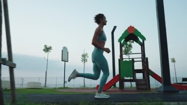 Kvinnan Springer Stranden Träning Intensiv Cardio Njuter Konkurrenskraftiga Träningspass Utmaning — Stockvideo