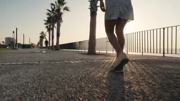 Wesoła Młoda Kobieta Seksownymi Nogami Krótką Sukienką Idealne Żeńskie Nogi — Wideo stockowe