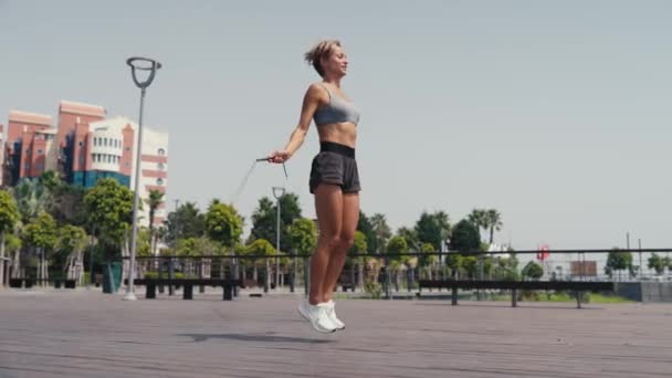 Sportovní Žena Dělá Skok Cvičení Skákání Lano Venku Mladá Samice — Stock video